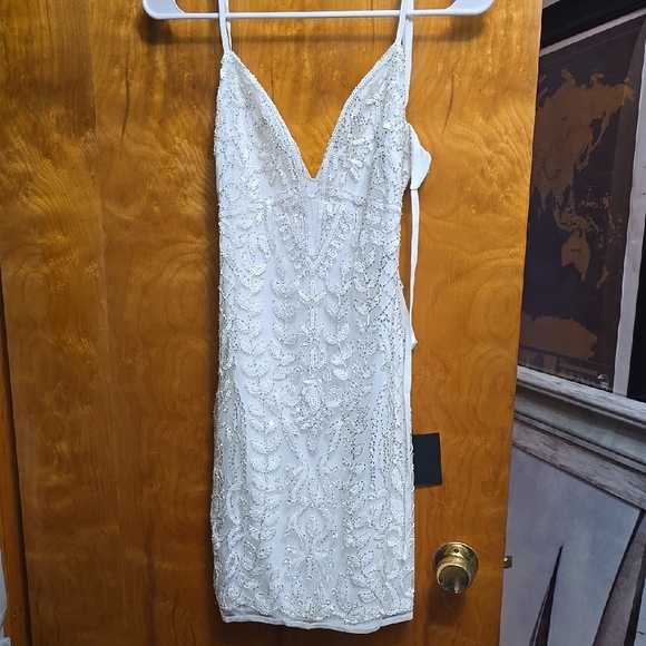 White sleeveless plunge neckline sheath dress for bride - Picture 1 of 8